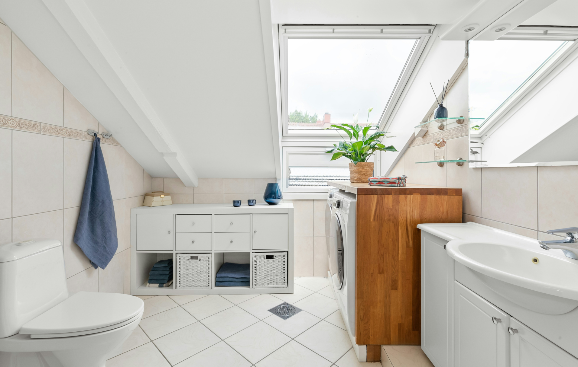 Small Bathroom Renovation Cost: Average Budget & Analysis